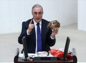 Meclis kürsüsüne pişmiş kelle ile çıktı