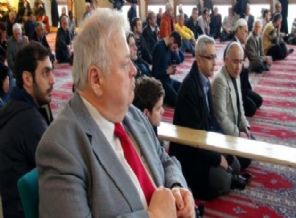 Alman Bakan Cuma namazını izledi