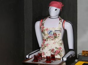 Bu kafede robot garsonlar servis yapıyor