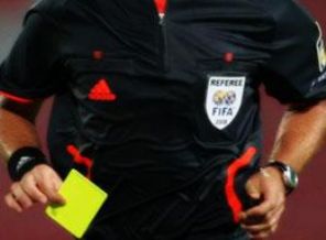 Türk hakem maçı tatil etti