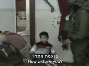 İsrail askerleri Filistinli çocukları yataklarından böyle çıkardı! (Video)