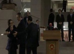 Açıklama öncesi İMC TV mikrofonu kürsüden alındı