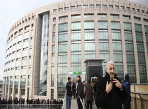 10’ar dakika arayla girdiler