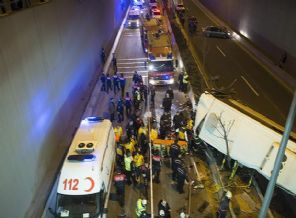 Halk otobüsü köprüden uçtu!