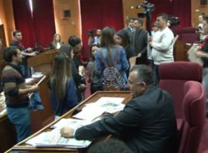 KKTC'de öğretmenler Meclis'i bastı