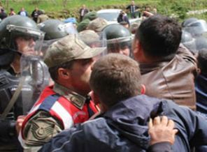 Şafak Yayla'nın evini taşladılar