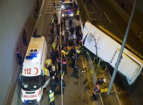 Özel halk otobüsü alt geçide düştü