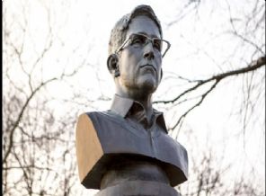 ABD'de gizlice Snowden'ın büstü dikildi