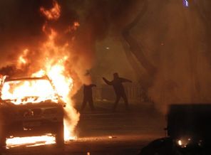 Atina yine alev alev