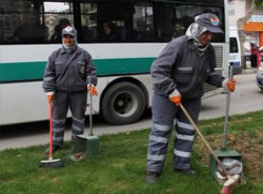 Adana'da sokaklara kadın eli değdi