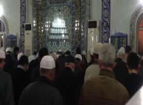 Cemaatle namaz kılarken Kur’an okumak gerekiyor mu?