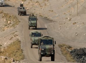 Diyarbakır'da askeri konvoya ateş