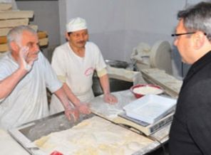 Hayvan yemiyle ekmek yaparken yakalandılar