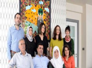 Demirtaş'ın aile fotoğrafındaki ''Hawar'' detayı
