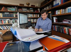 Başbakan Davutoğlu'nun çalışma ofisinden ilk kare