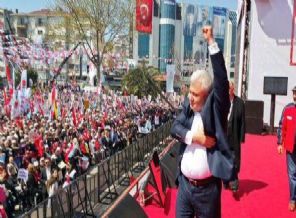 Tuncay Özkan'dan fotoğraf hatası