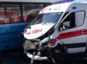 Ambulans, halk otobüsü ile çarpıştı