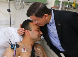 Davutoğlu, yaralı askerleri ziyaret etti