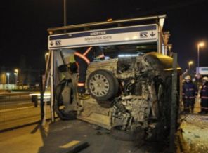 Otomobil, metrobüs durağına uçtu