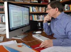 Davutoğlu seçim beyannamesine böyle hazırlanıyor