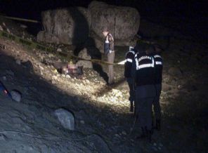 Yol kenarında iki erkek cesedi bulundu
