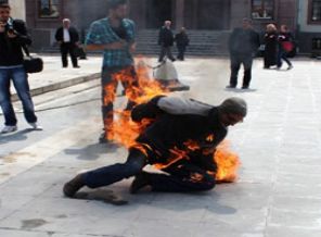 Valilik önünde kendini yaktı