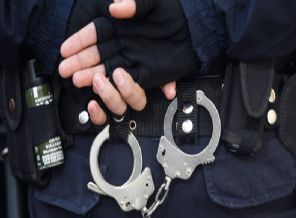 28 polis gözaltında