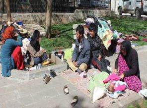 Sokakta kalan Suriyeli aile parka sığındı