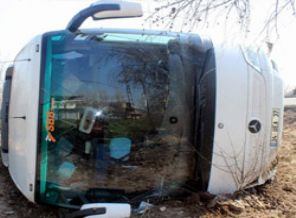 Turistleri otobüsü devrildi: 14 yaralı