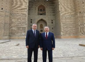 Hoca Ahmed Yesevi türbesini ziyaret etti