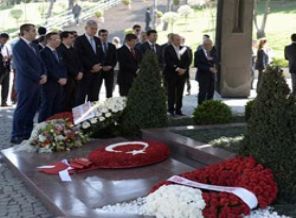 Turgut Özal kabri başında anıldı