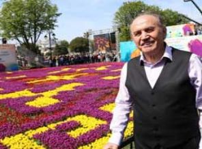 545 bin laleden dünyanın en büyük halı motifi