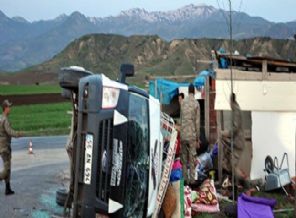 İşçileri taşıyan minibüs devrildi