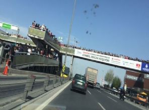 Metrobüs durağında izdiham