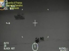 Akdeniz'de batan mülteci gemisinden ilk görüntüler