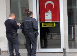 Bankanın kapısını açık unuttular