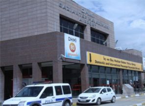 Havaalanında canlı bomba ihbarı