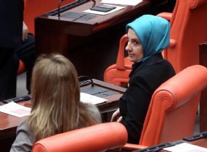 İlk kez başörtüsü ile TBMM'ye geldi
