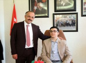 Koltuğunu otizmli çocuğa bıraktı