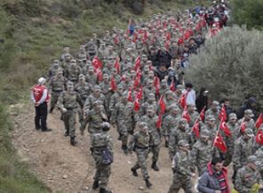 Binlerce kişi 57. Alay'a vefa yürüyüşünde