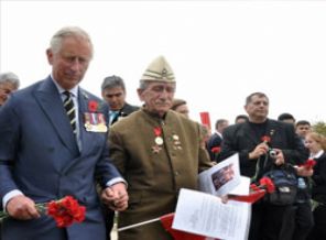 Prens, Çanakkale şehitlerini karanfillerle andı