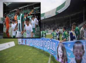 Süper Lig maçında İHH pankartıyla sahaya çıktılar!