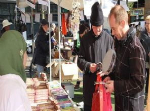 Hollanda'da Kur’an-ı Kerim dağıtılıyor