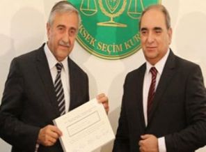 Mustafa Akıncı mazbatasını aldı